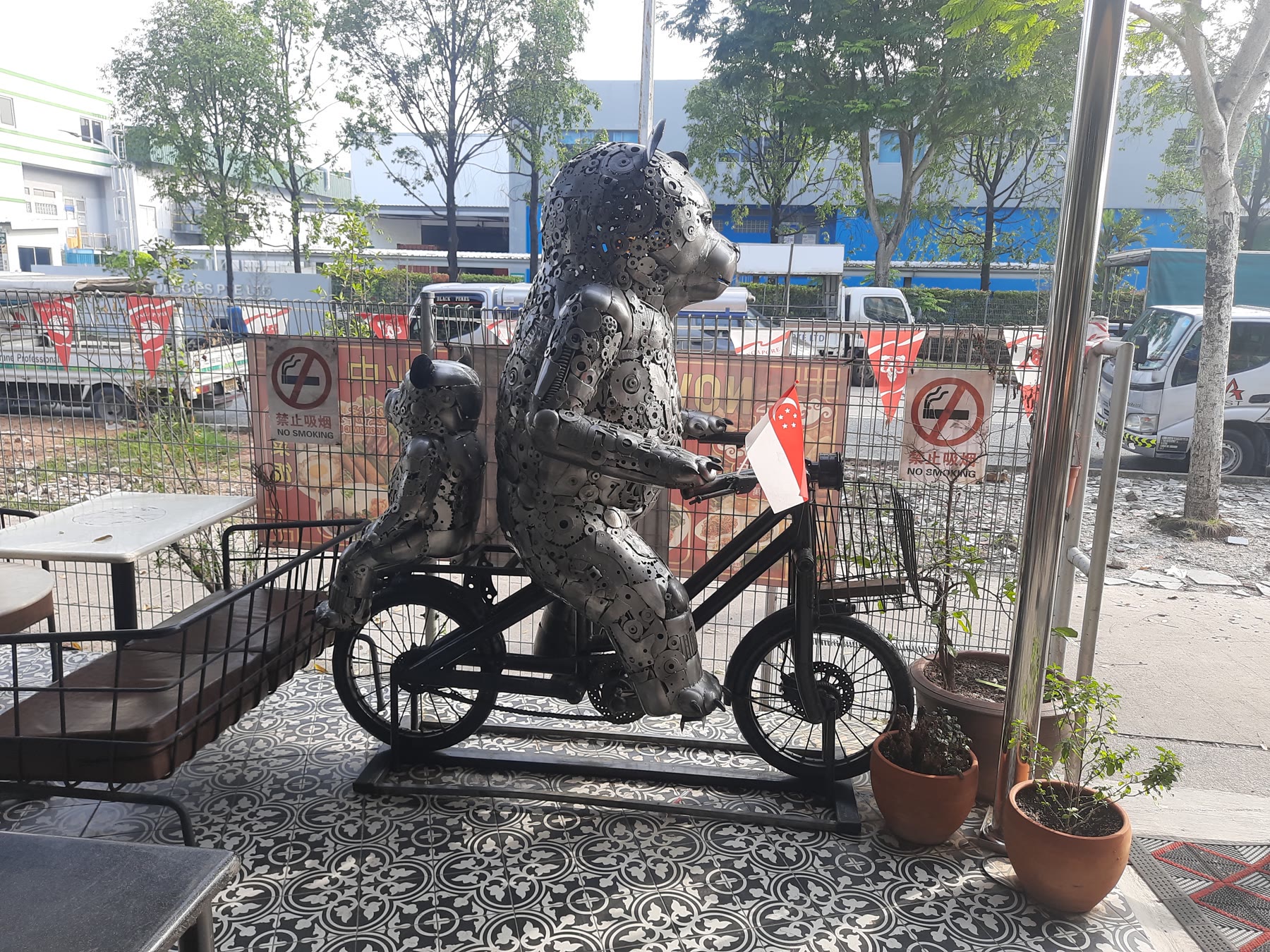 Welded-metal sculpture in the wider surroundings