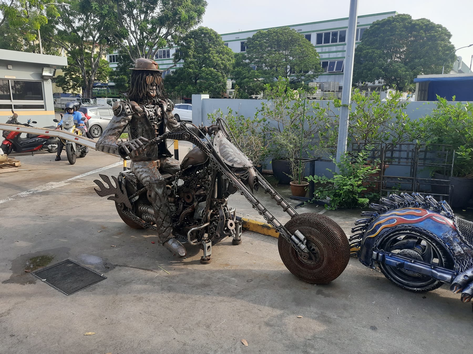 Final details of the metal sculpture